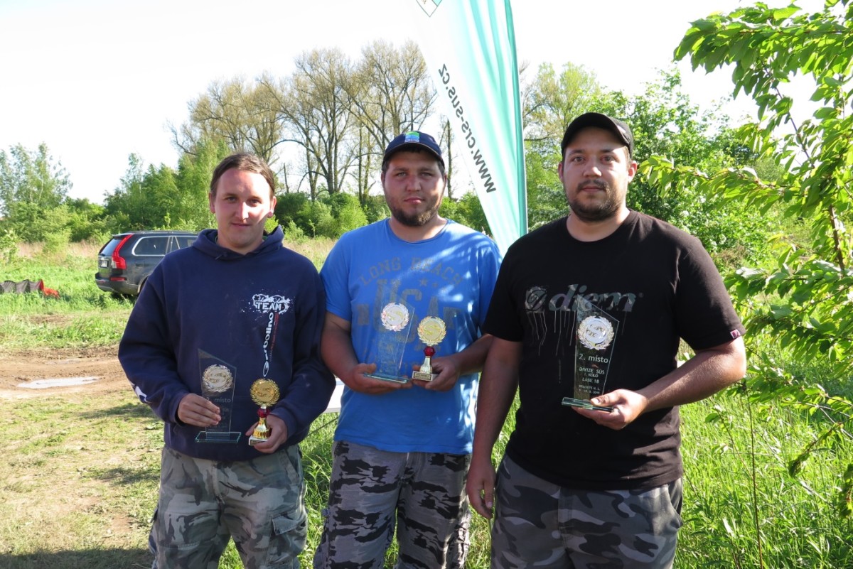 Z leva Tomáš Zeman,Michal Škrobánek,Tomáš Viktorin 2.místo 1.kola Divize