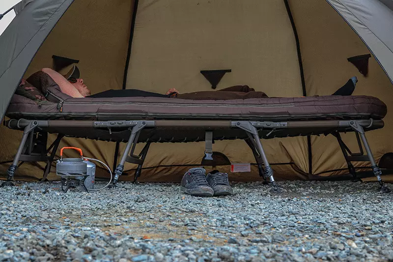 FOX Lehátko s vestavěným spacákem FLATLINER 8 LEG 3 SEASON SLEEP SYSTEM