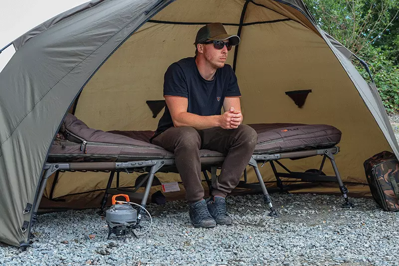 FOX Lehátko s vestavěným spacákem FLATLINER 8 LEG 3 SEASON SLEEP SYSTEM