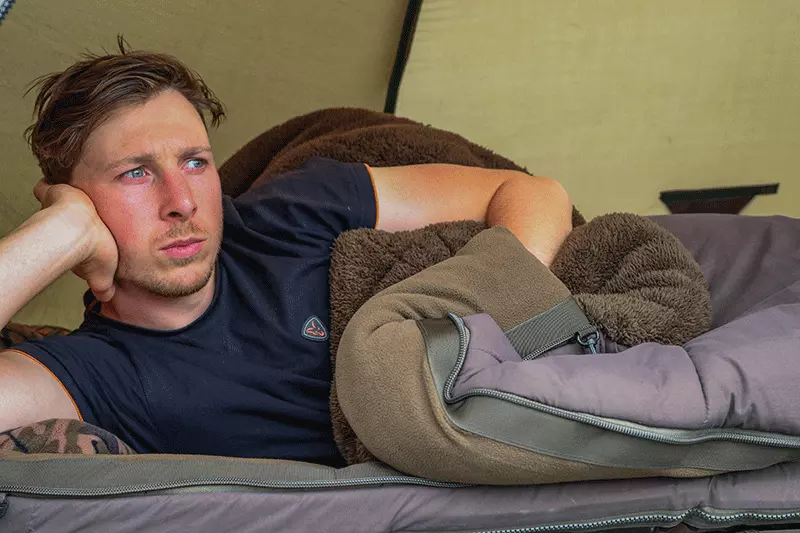 FOX Lehátko s vestavěným spacákem FLATLINER 8 LEG 5 SEASON SLEEP SYSTEM