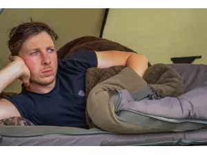 FOX Lehátko s vestavěným spacákem FLATLINER 8 LEG 5 SEASON SLEEP SYSTEM