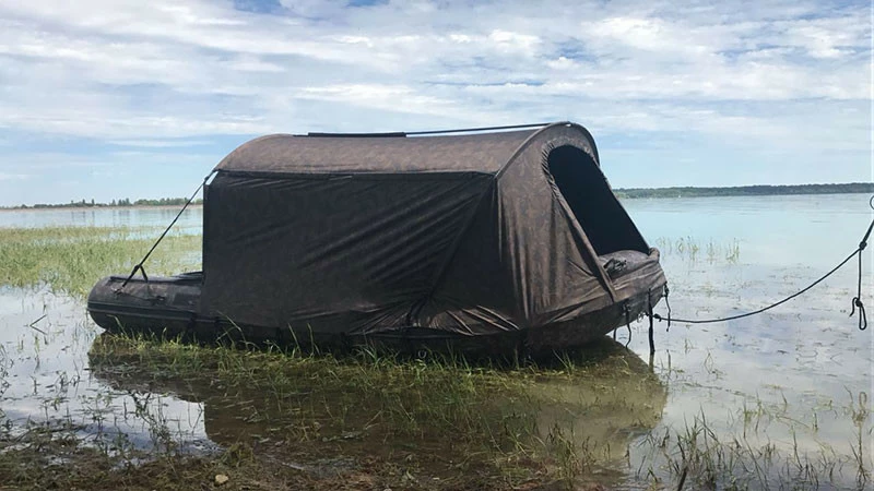 FOX Člun s bivakem FX420 CAMO BOAT BIVVY