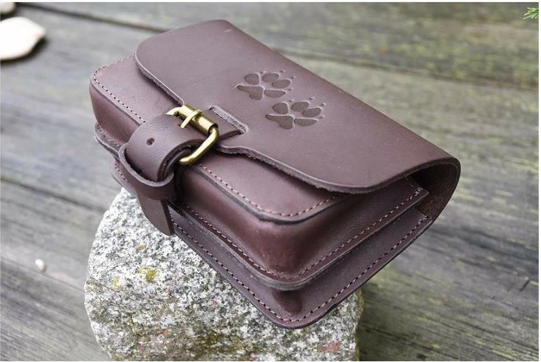 KOŽENÁ KAPSA NA PÁSEK "PSÍ STOPY"