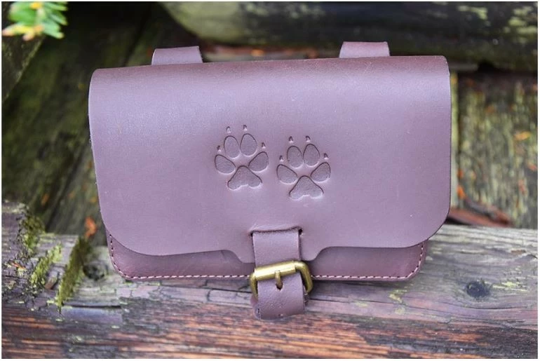 KOŽENÁ KAPSA NA PÁSEK "PSÍ STOPY"