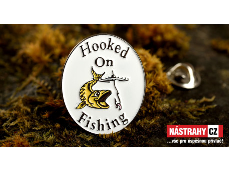 Kovové smaltované rybářské odznaky Hooked on Fishing (25mm)