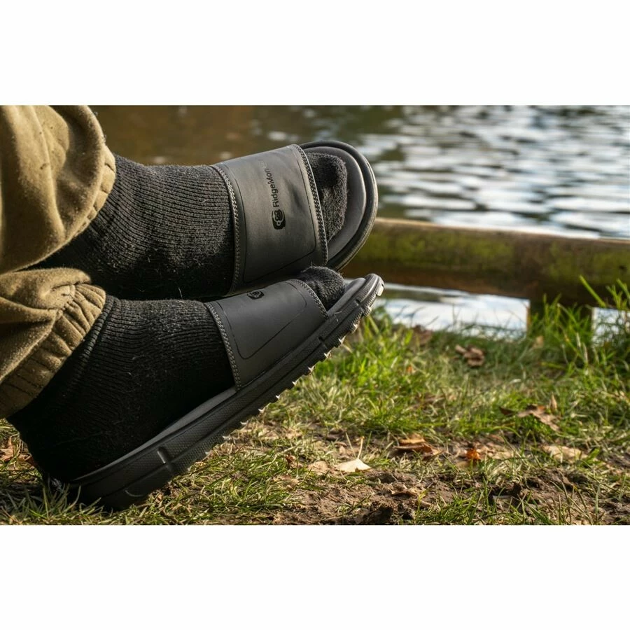 RidgeMonkey: Boty APEarel Dropback Sliders Grey VÝPRODEJ