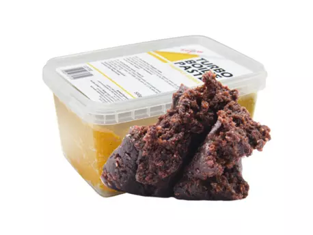 Carp Zoom Turbo Boilie Pasta - 500 g/Pikantní klobása-Chilli-Robin red