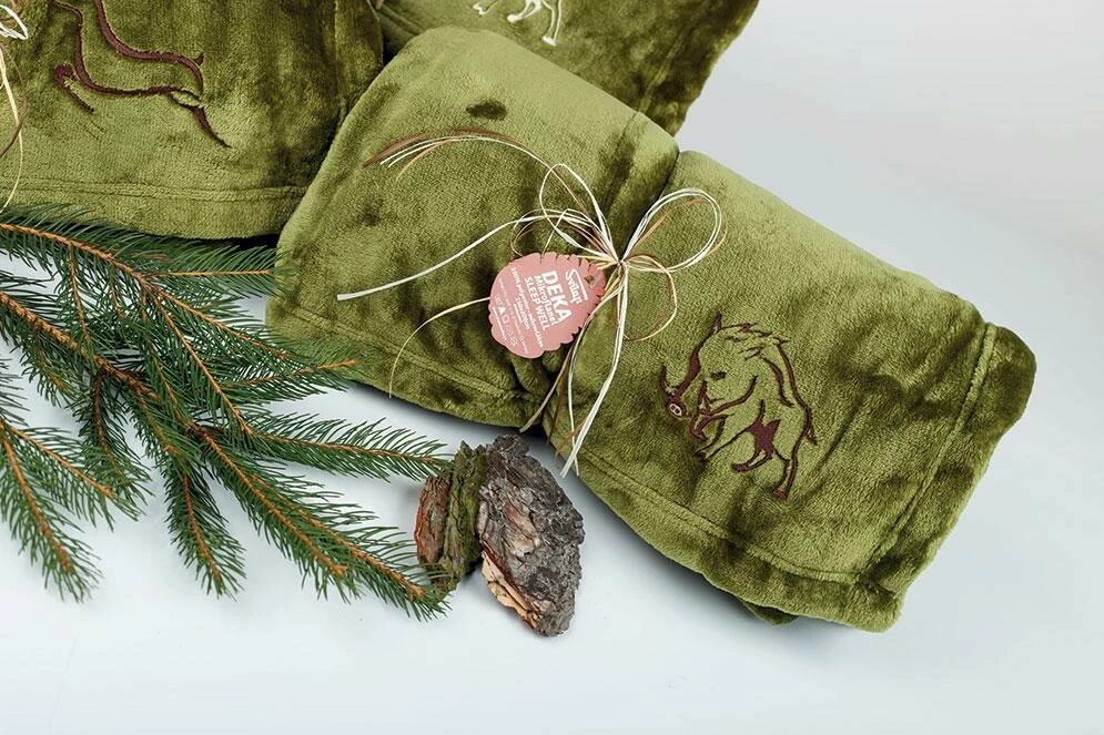 Deka z mikroflanelu SLEEP WELL HNĚDÁ -150x200cm, výšivka PRO MYSLIVCE - KANEC VÝPRODEJ