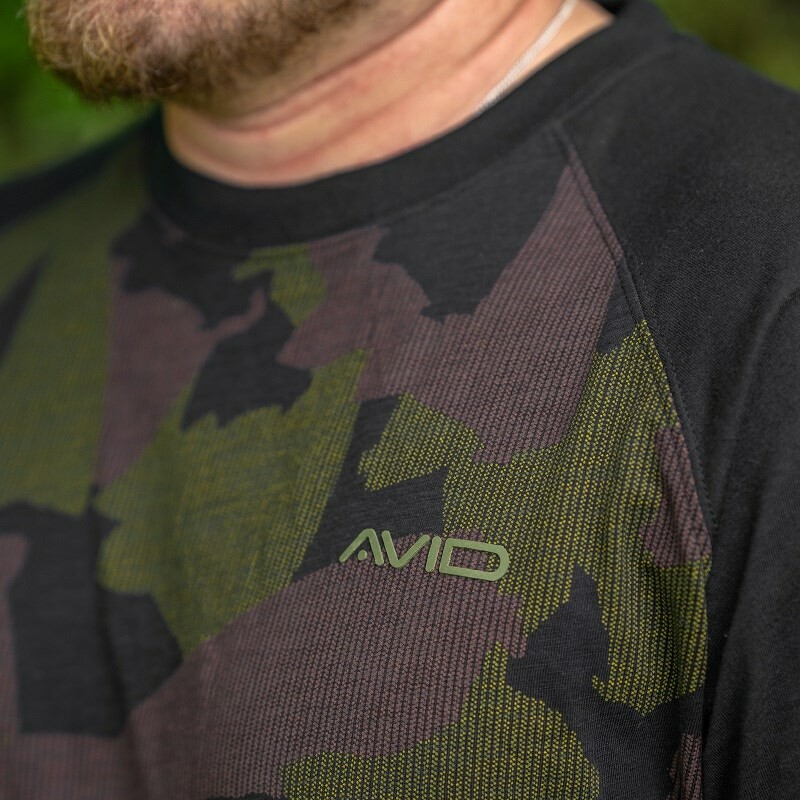 Avid Carp Tričko Distortion Camo Lite T-Shirt AKCE