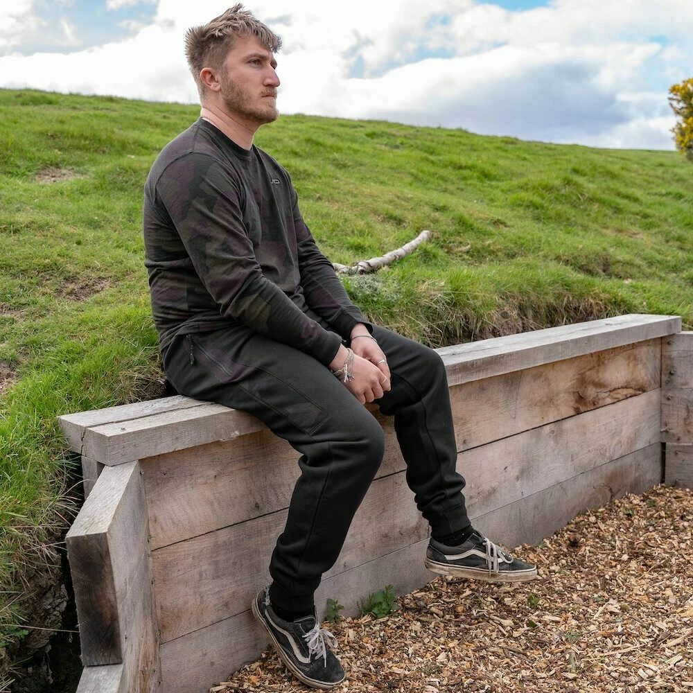 Avid Carp Tepláky Distortion Black Jogger AKCE