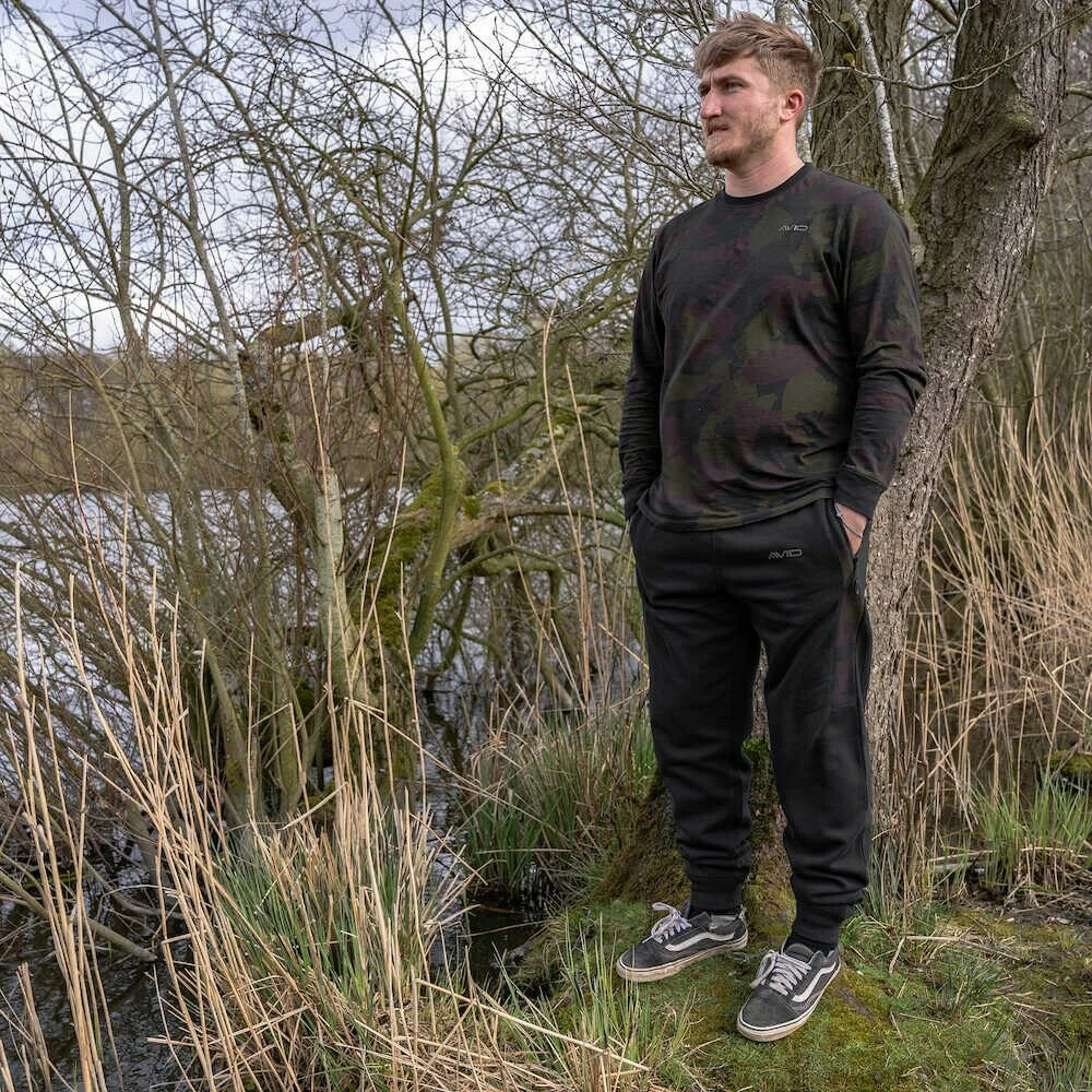 Avid Carp Tepláky Distortion Black Jogger AKCE