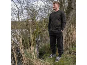 Avid Carp Tepláky Distortion Black Jogger AKCE