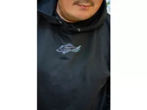 Giants Fishing Mikina pánská černá Kapr u hladiny