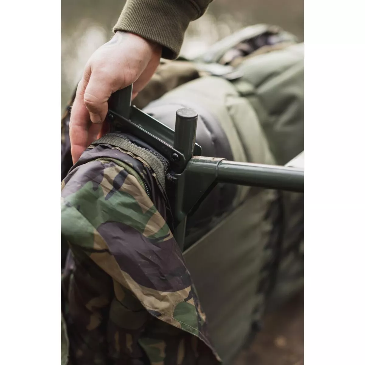 Wychwood Lehátko + spací pytel Riot Tactical Compact 6 Leg Sleep System