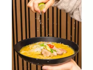 Khao Soi - nudlová polévka s kachním masem 1 porce