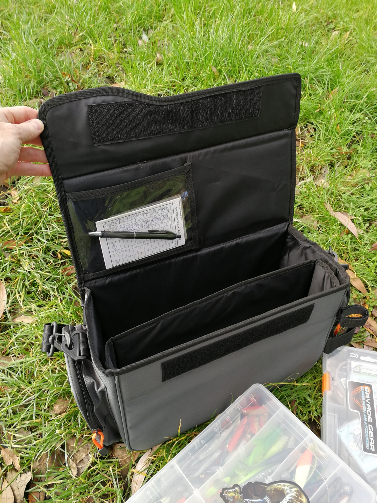 Sac à Leurres Savage Gear Specialist Shoulder - Bandoulière Avec 2 Boîtes, 16L, Marron