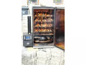 BRADLEY SMOKERS Dřevěný stojánek na uzení pstruhů