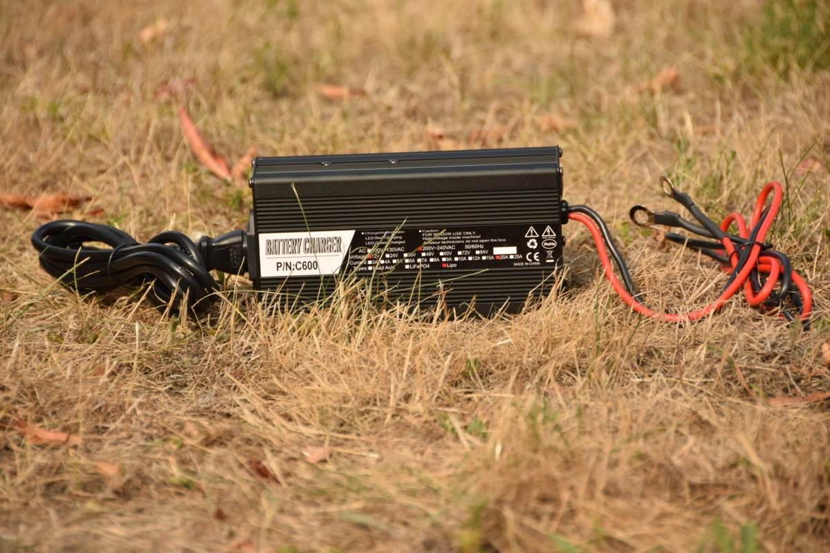 MIVARDI Lithiová baterie M-CELL 12V 100Ah + 20A nabíječka