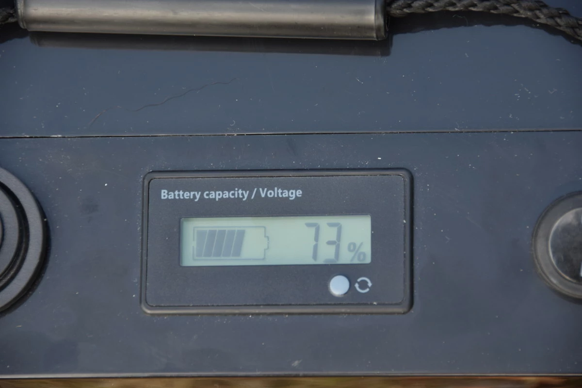 MIVARDI Lithiová baterie M-CELL 12V 100Ah + 20A nabíječka