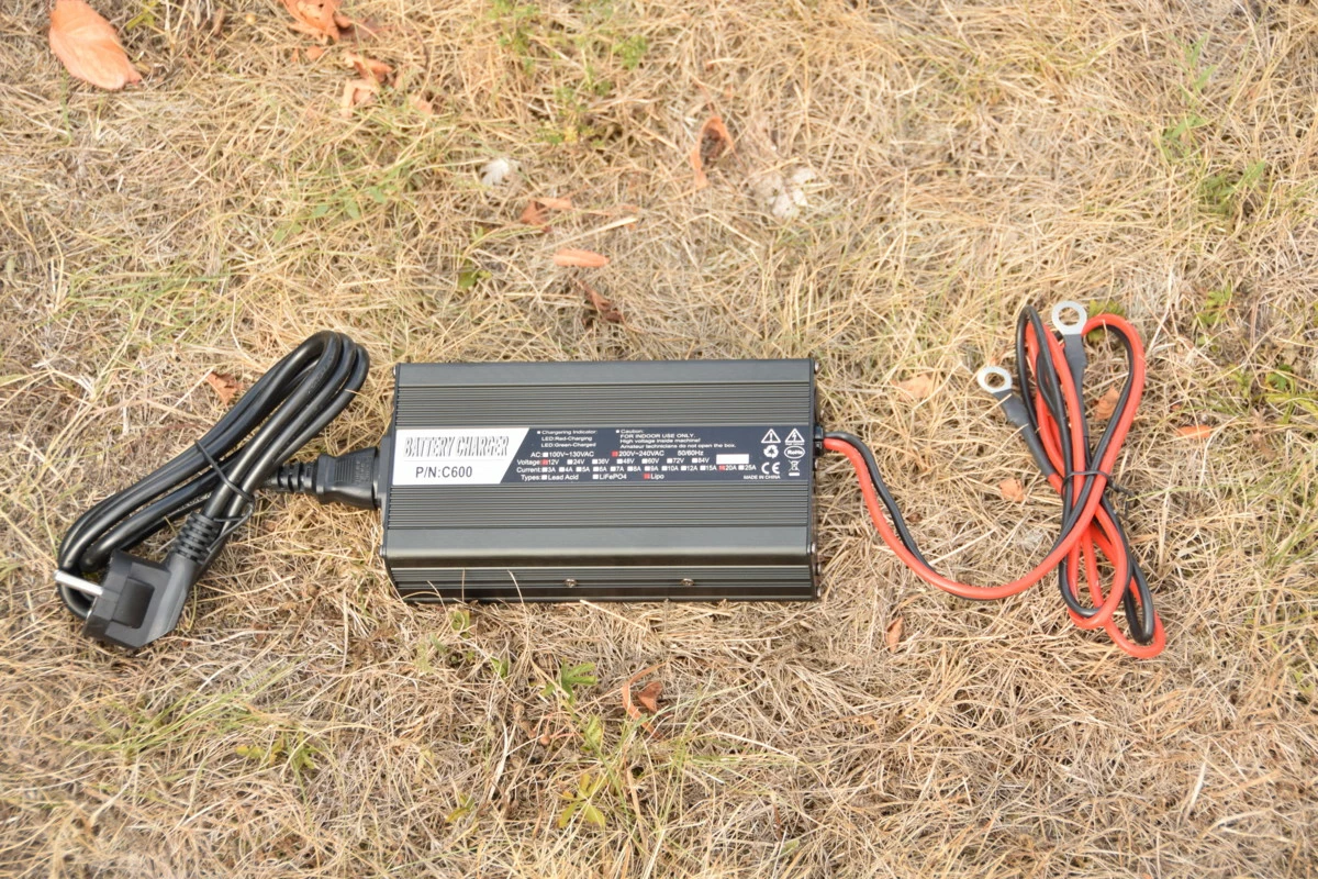 MIVARDI Lithiová baterie M-CELL 12V 100Ah + 20A nabíječka