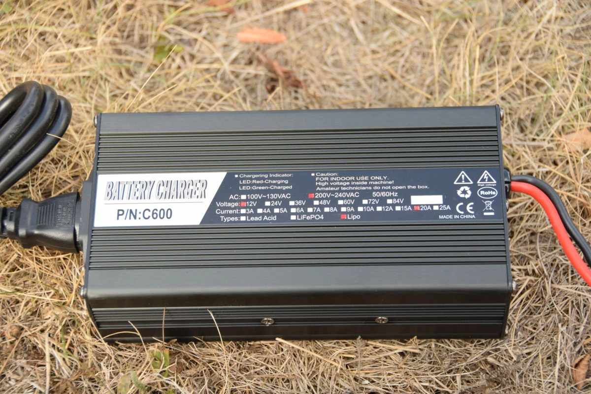 MIVARDI Lithiová baterie M-CELL 12V 100Ah + 20A nabíječka