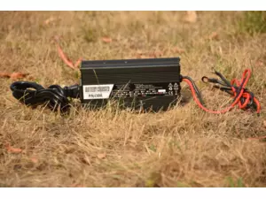 MIVARDI Lithiová baterie M-CELL 12V 100Ah + 20A nabíječka