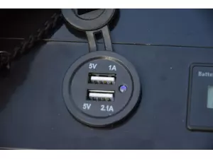 MIVARDI Lithiová baterie M-CELL 12V 100Ah + 20A nabíječka