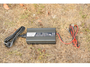 MIVARDI Lithiová baterie M-CELL 12V 100Ah + 20A nabíječka