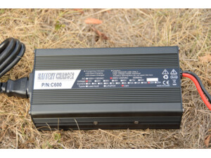 MIVARDI Lithiová baterie M-CELL 12V 100Ah + 20A nabíječka