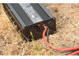 MIVARDI Lithiová baterie M-CELL 12V 100Ah + 20A nabíječka